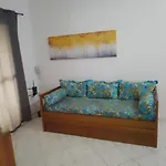 Apto c/2 quartos sendo uma suíte c/ar e 2banheiros
